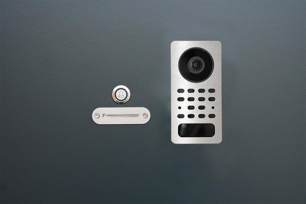 D1100E mit einer Klingel und Namensschild