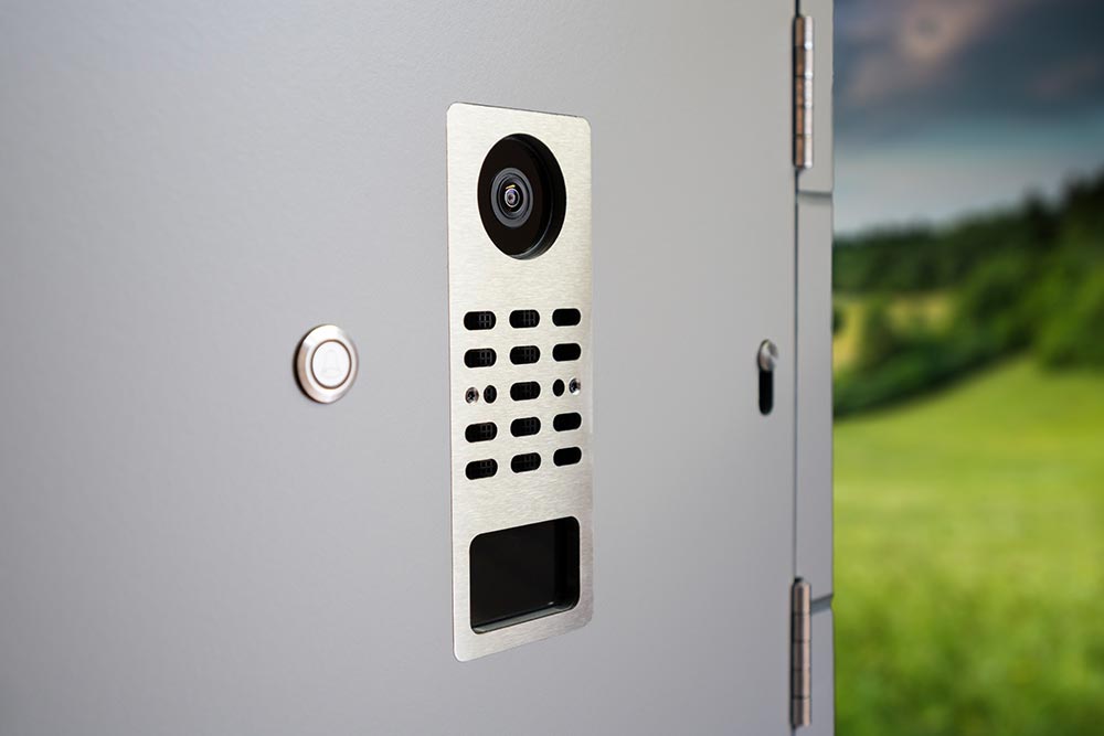 Doorbird-Sprechanlage-paketkasten-integrationLv43FRewLRIlv DoorBird mit eingefräster Edelstahlblende (am Beispiel von D2100E)